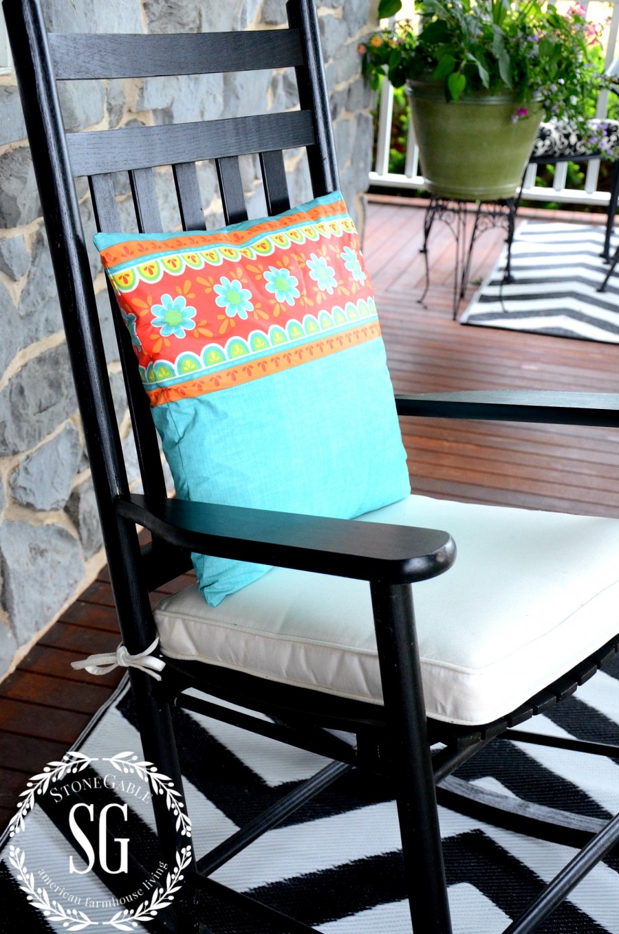 SEW EASY OUTDOOR PILLOW FROM A VINYL TABLESCLOTH-waterproof- stonegableblog.com