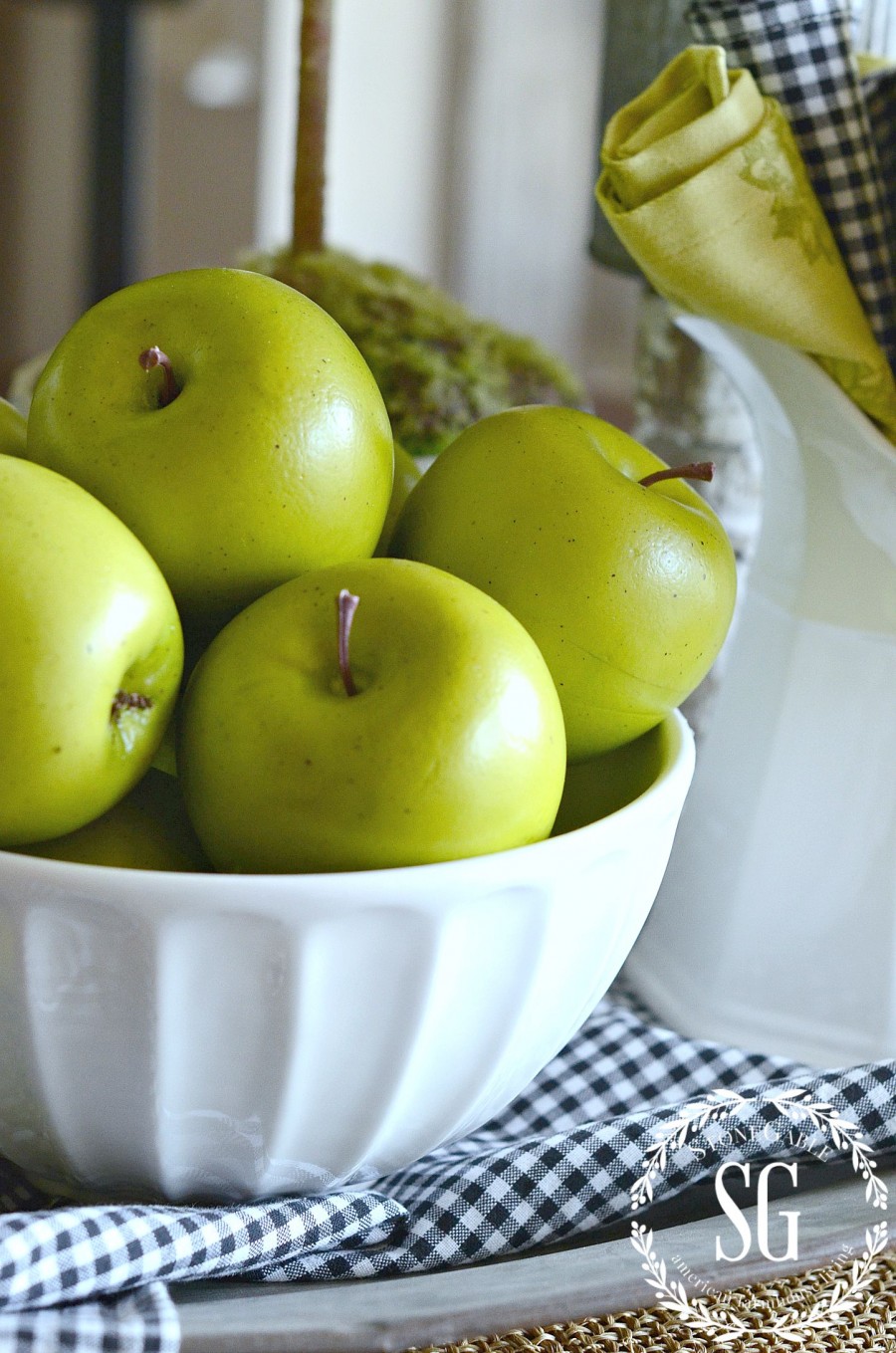 EARLY FALL AND GREEN APPLES- The perfect kitchen table display for early fall. So simple to make-stonegableblog.com