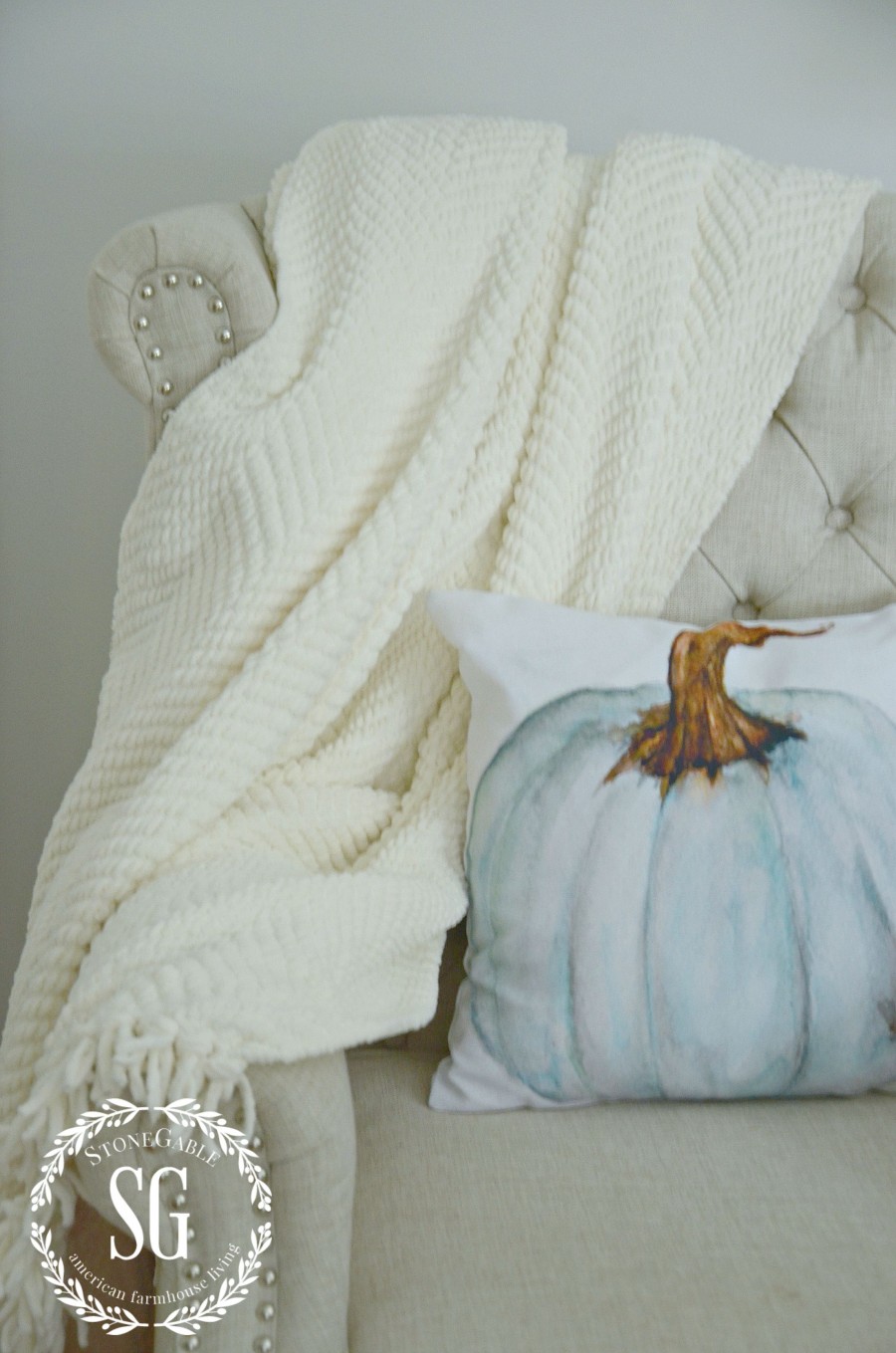 TIPS FOR A FABULOUS FALL GUEST ROOM- Easy ways to add a tad of the season to your geuest rooms-stonegableblog.com