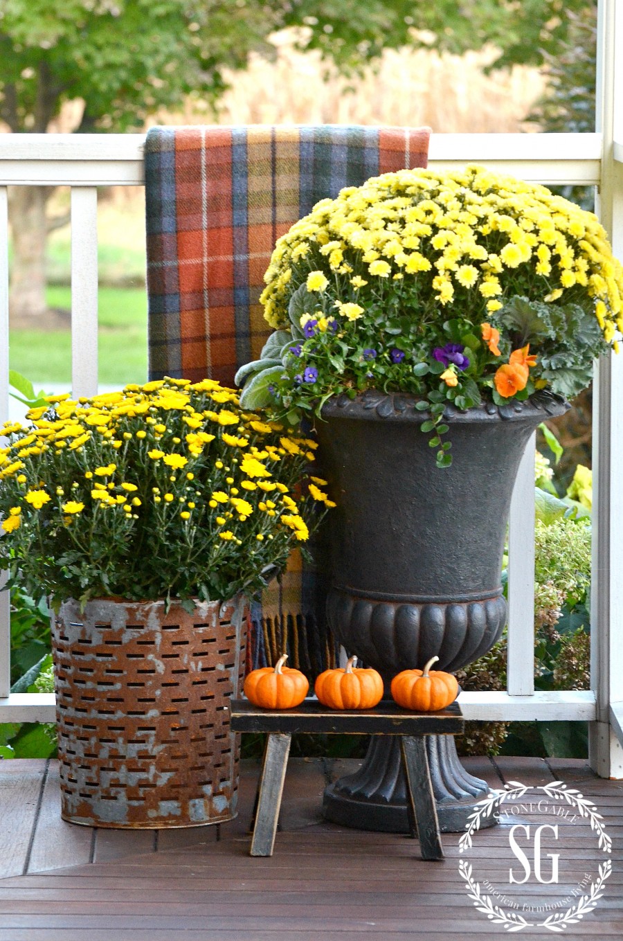 OUTDOOR DECORATING IN SMALL SPACES-Easy to do ideas for decorating small outdoors spaces.