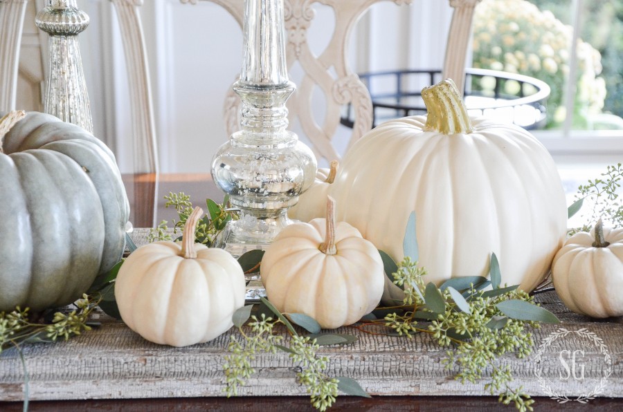 EASY THANKSGIVING CENTERPIECE-It's not hard to create a beautiful Thanksgiving centerpiece. Only 3 elements! 