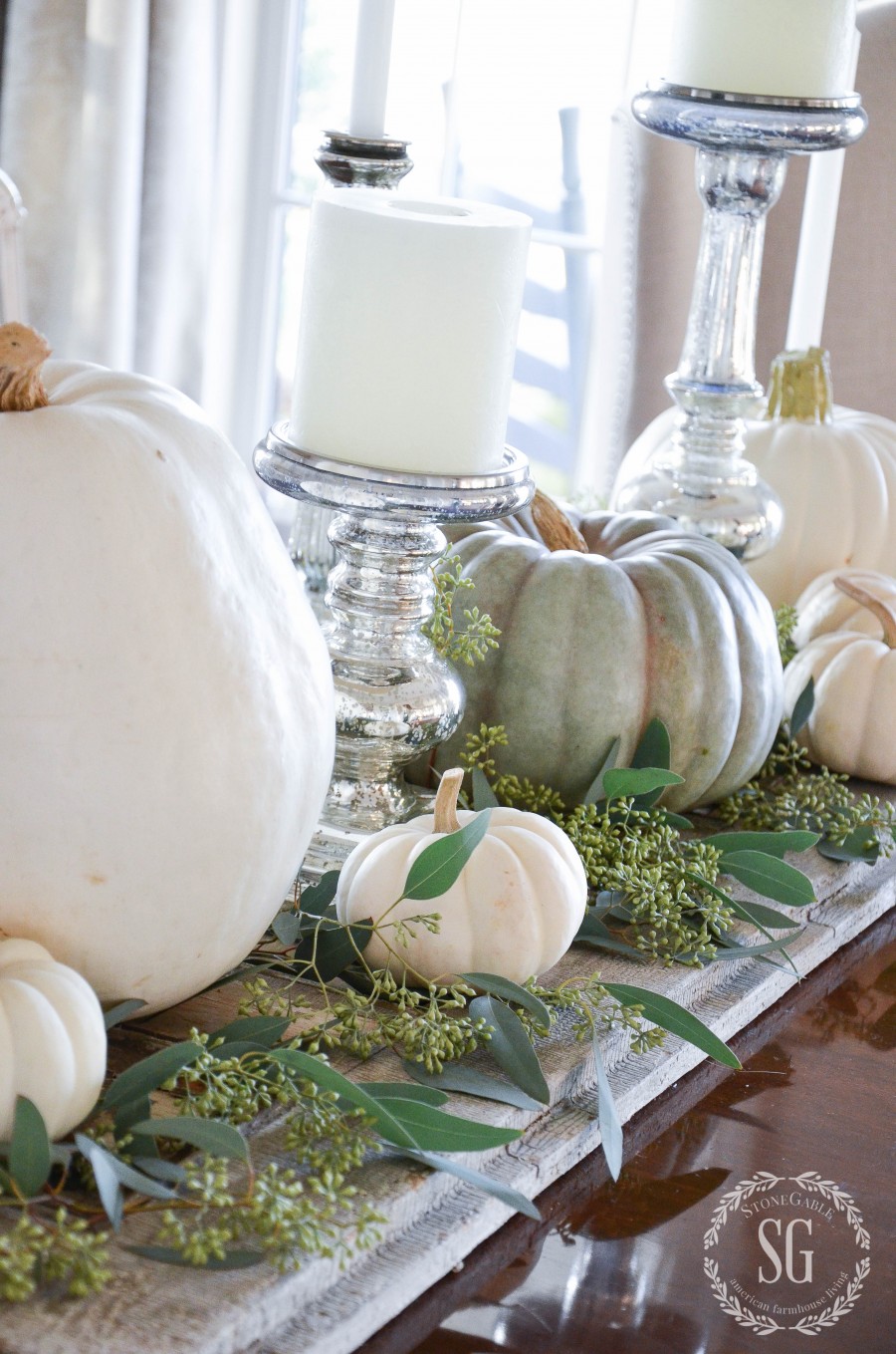 EASY THANKSGIVING CENTERPIECE-It's not hard to create a beautiful Thanksgiving centerpiece. Only 3 elements! 