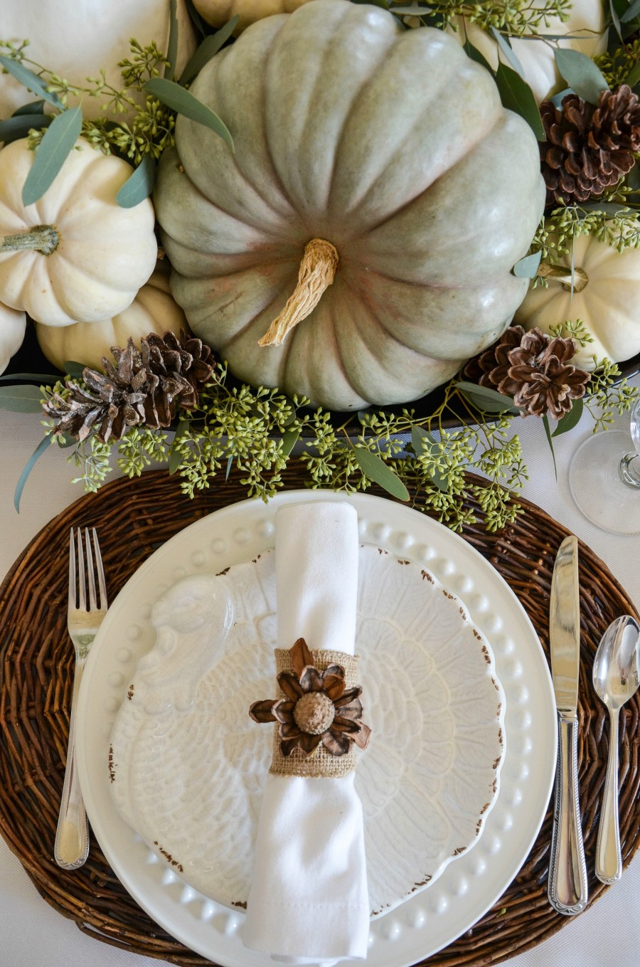 NATURAL THANKSGIVING TABLESCAPE . An easy to set nature inspired Thanksgiving tablescape. 