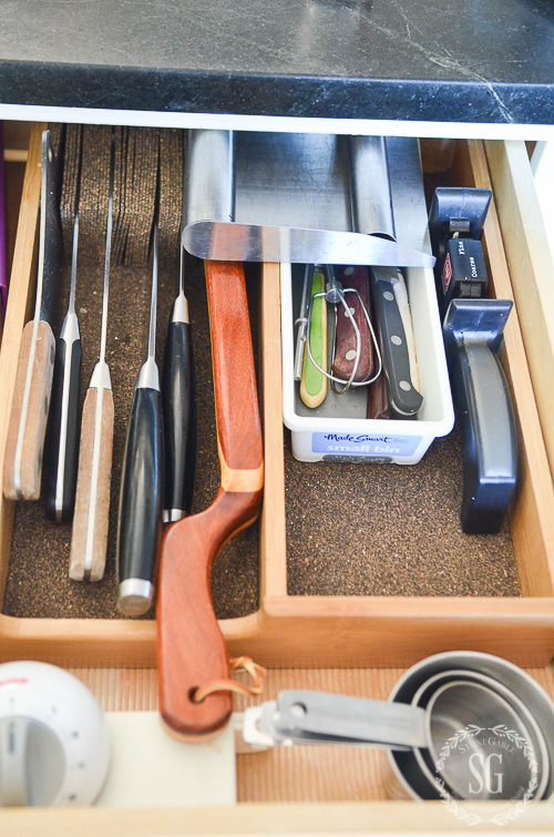 0RGANIZING KITCHEN CABINETS IN 10 MINUTES A DAY- Make your kitchen cabinets clean and organiized