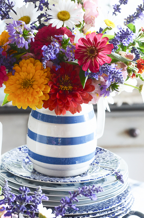 HOW TO CREATE GORGEOUS FARMHOUSE FLORALS-Easy tips for charming farmhouse influenced 