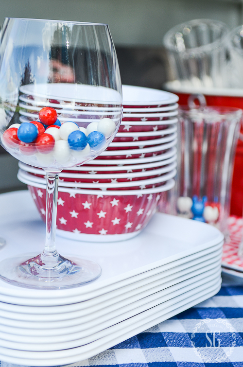 FABULOUS PLASTIC OUTDOOR DINNERWARE- Yes, you can use plastic plates... and have a fabulous tablescape too!