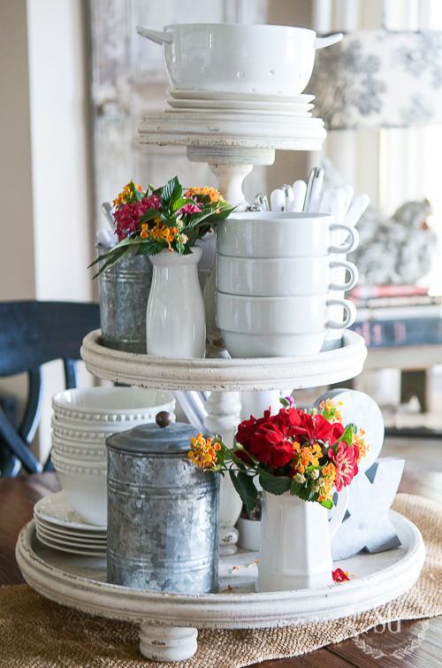 10 MINUTE DECORATING-Decorate your kitchen table for summer in just 10 minutes! Create an easy, breezy vignette to use all summer long!