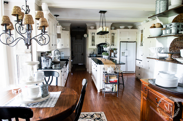 SUMMER FARMHOUSE KITCHEN - Easy decor and lots of inspiration. Join me in my farmhouse kitchen.