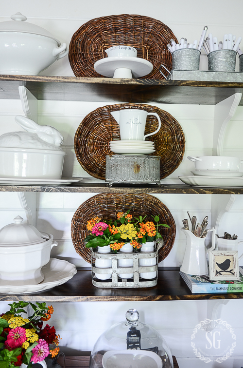 SUMMERY OPEN SHELVES-How to create beautiful shelves without using a beachy theme