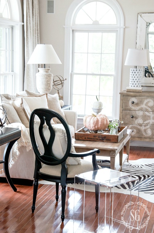 SOFTER SIDE OF FALL HOME TOUR- Fall is the perfect time to decorate your home in the softer colors of fall. Lots of home decor ideas