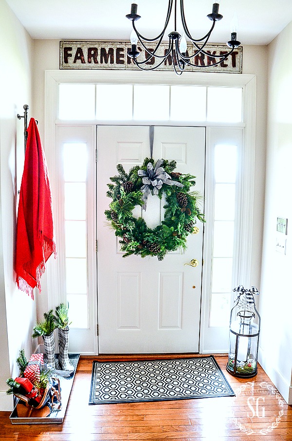 FARMHOUSE KITCHEN FOYER-a merry and bright foyer