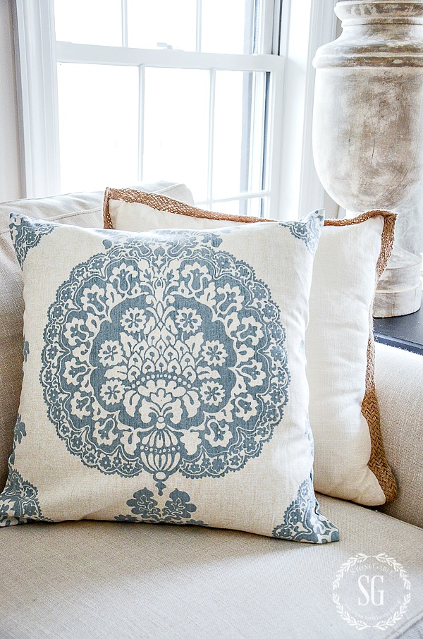 NO SEW EASY ENVELOPE PILLOW- This pillow is easily glued together with a glue gun!