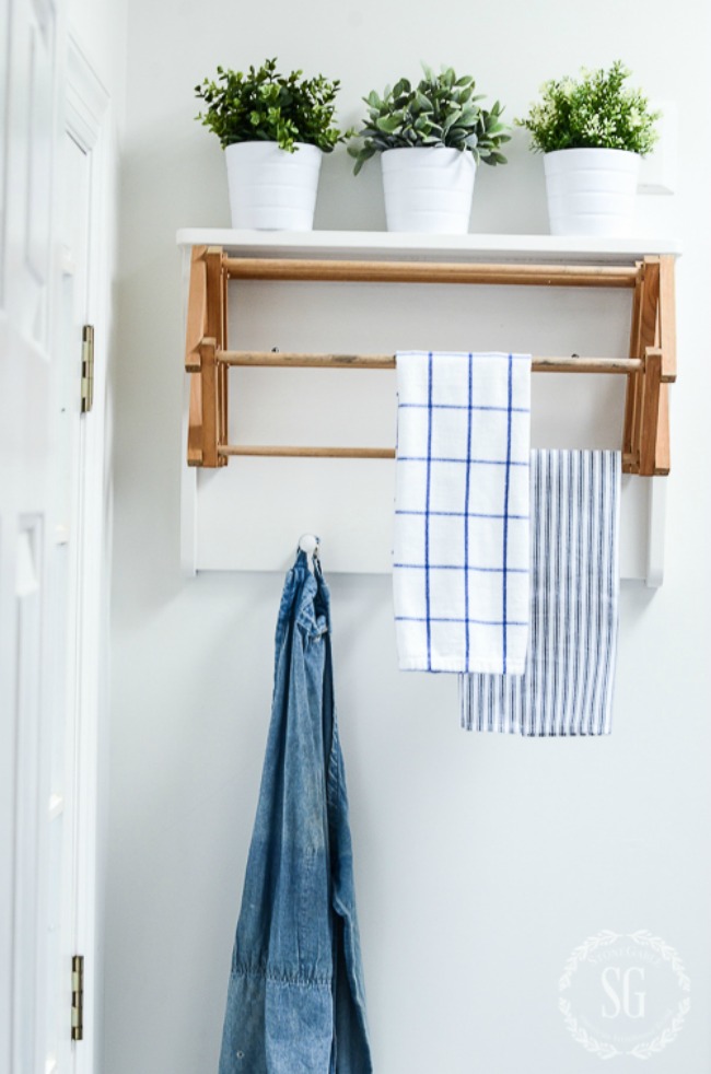 10 BEST ITEMS TO HAVE IN A LAUNDRY ROOM