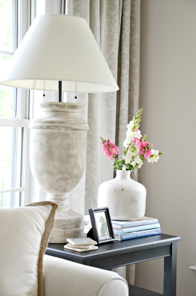 How To Style An End Table Like A Pro, Decorating End Tables Living Room Without Lamps