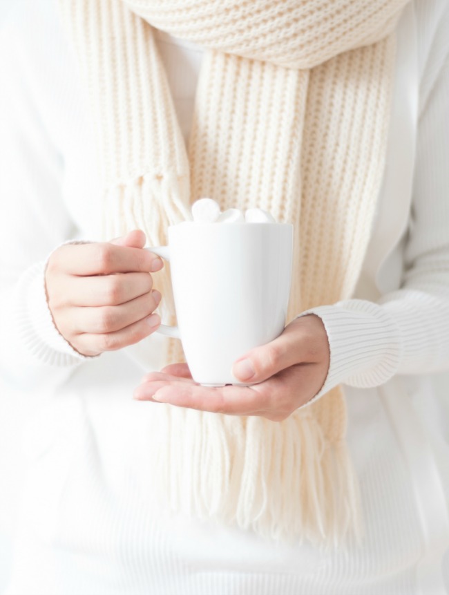 WOMAN HOLDING A HOT CHOCOLATE