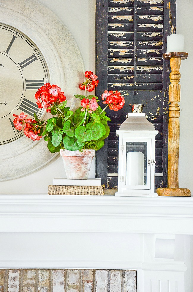 SECRETS FOR STYLING A SUMMER MANTEL