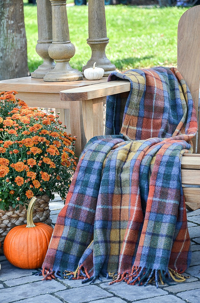 OUTDOOR DECORATING WITH THE COLORS OF FALL