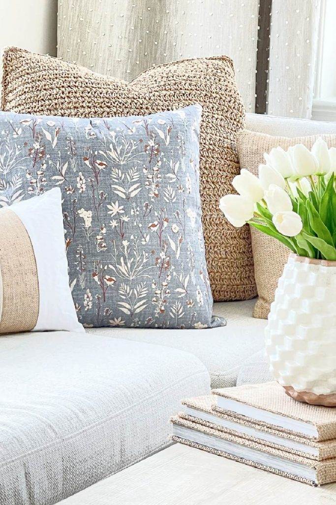 A CASUAL PILLOW ARRANGEMENT YOU SHOULD TRY StoneGable