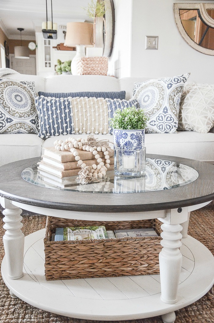 Style A Round Coffee The Easy Way, How To Decorate A Round Side Table In Living Room