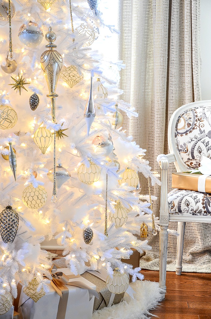 THE MAGIC OF A WHITE CHRISTMAS TREE