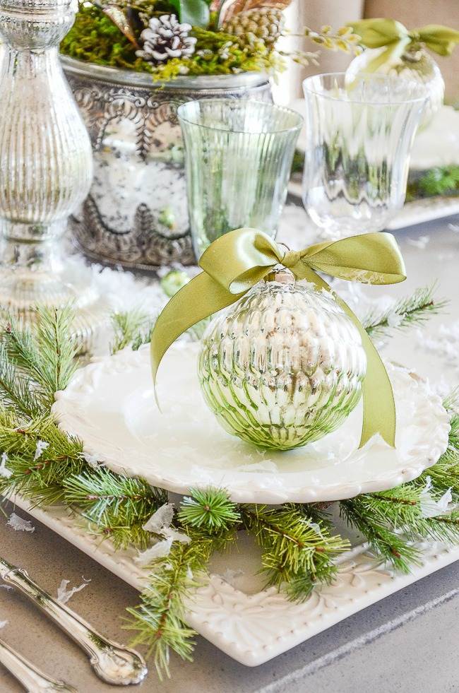 PLACE SETTING ON A CHRISTMAS TABLE