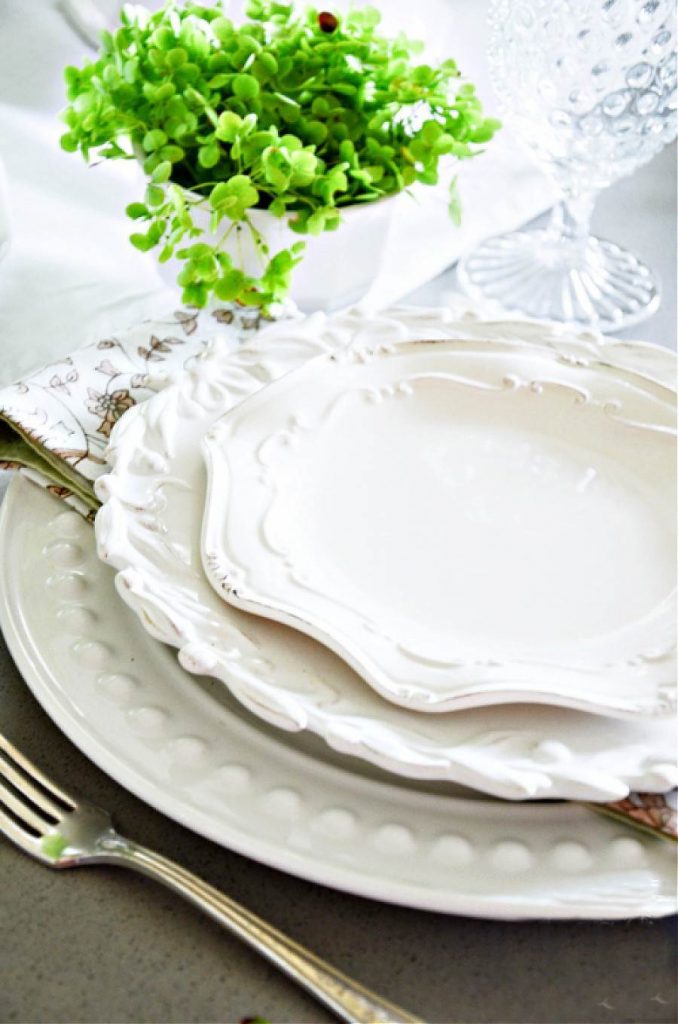WHITE AND GREEN PLACE SETTING
