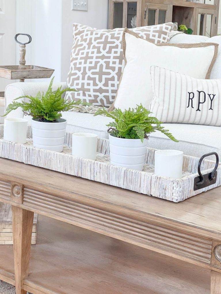 REPEATED DECOR ON A COFFEE TABLE