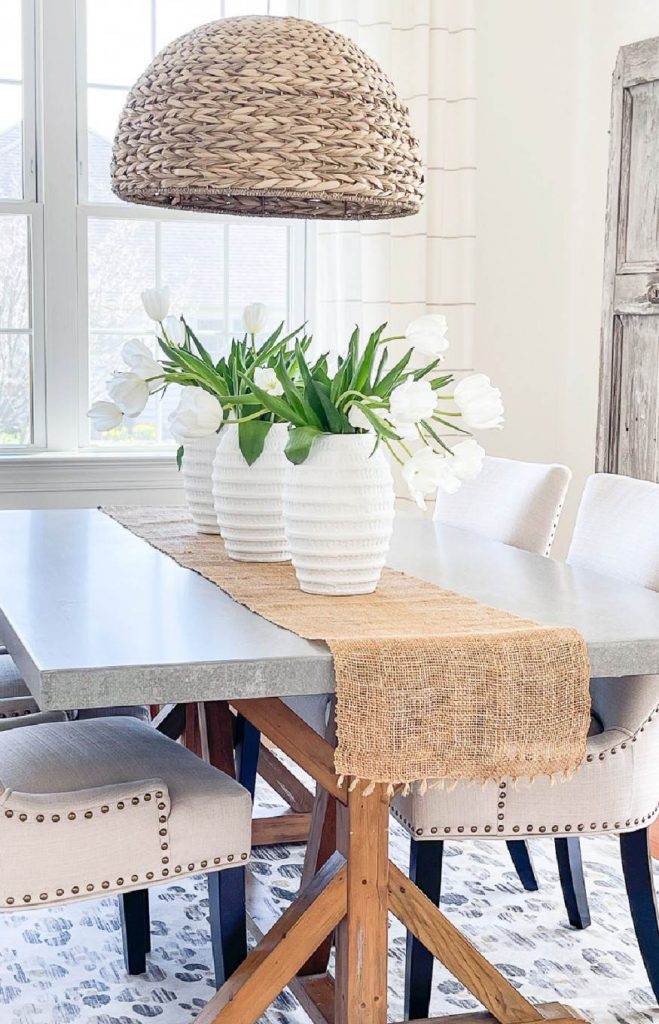 PRETTY DINING ROOM TABLE WITH RUNNER AND CENTERPIECE