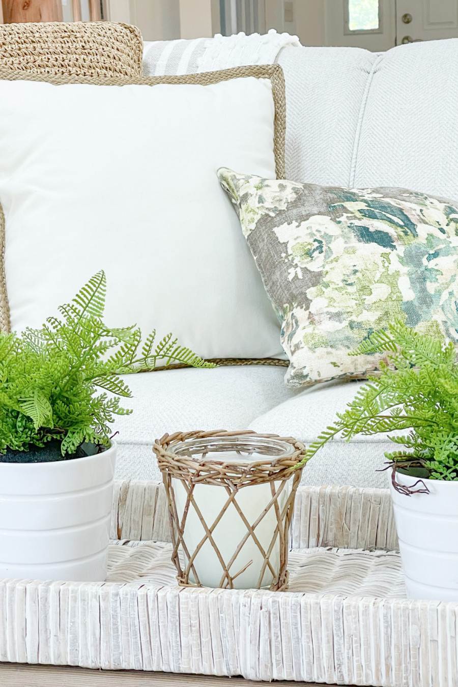 AN EASY AND CASUAL PILLOW ARRANGEMENT TO TRY