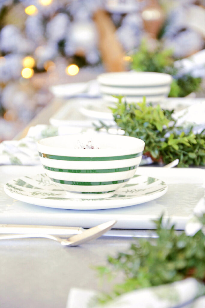 GREEN AND WHITE CHRISTMAS TABLE