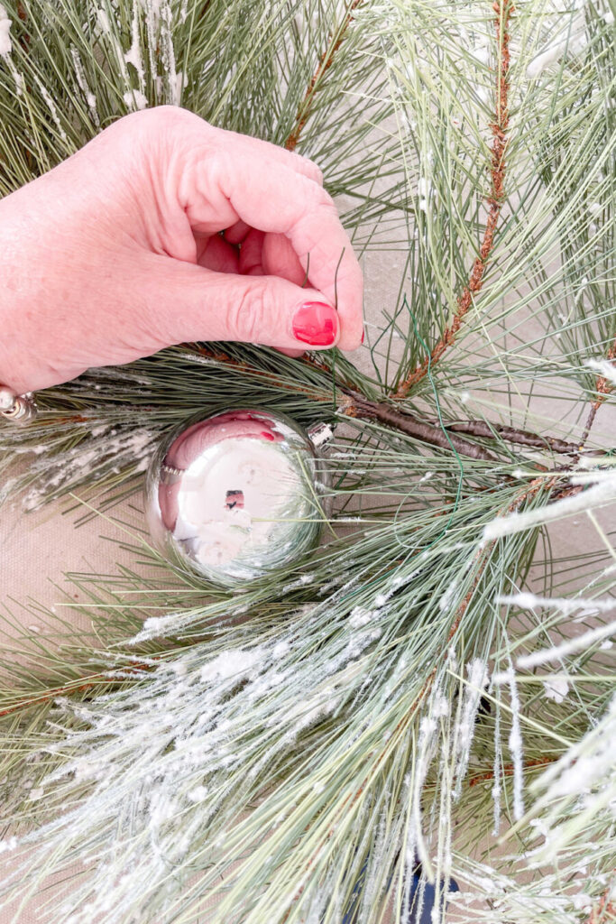 ADDING ORNAMENTS TO THE CHRISTMAS GARLAND