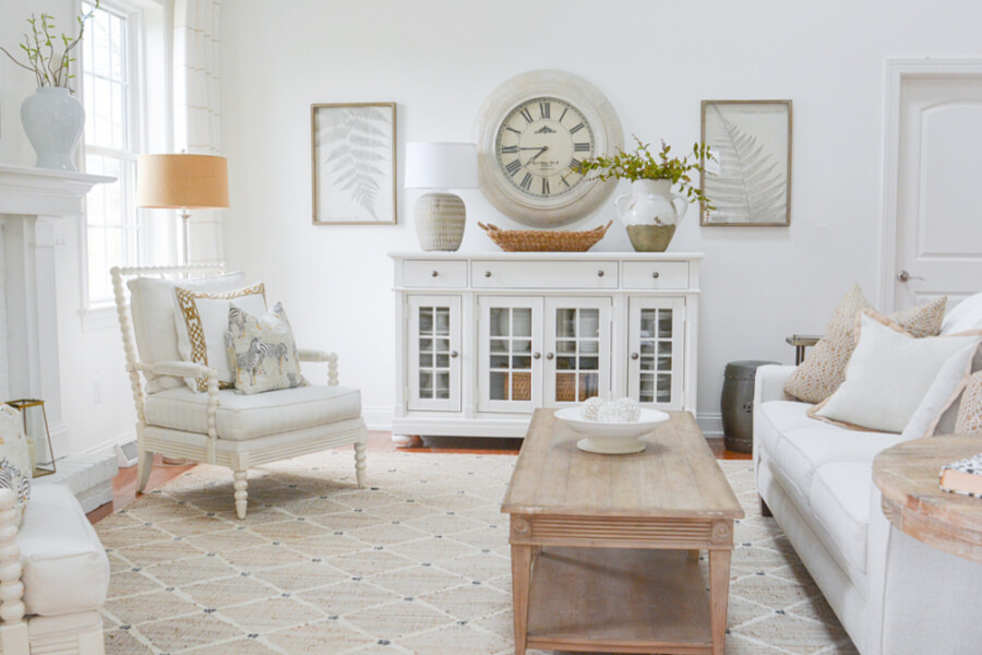 TIMELESS DECOR IN A LIVING ROOM