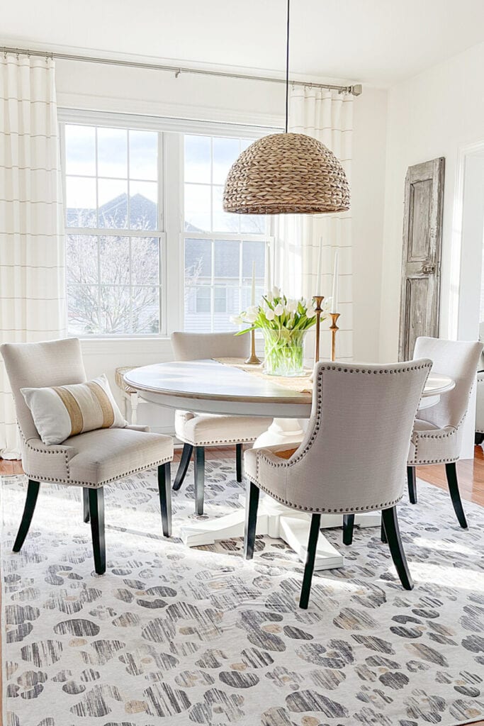 EXAMPLES OF POSITIVE AND NEGATIVE SPACE IN A DINING ROOM