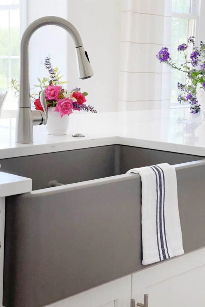 simple summer decorating ideas- flowers by the sink