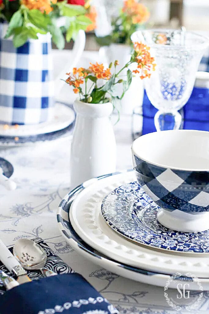 simple summer decorating ideas- blue and white place setting