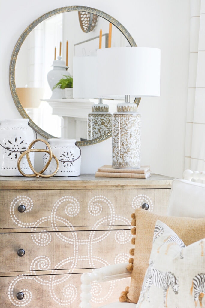 DECOR TRENDS FOR 2023- CLASSIC ROUND MIRROR ABOUT A CHEST