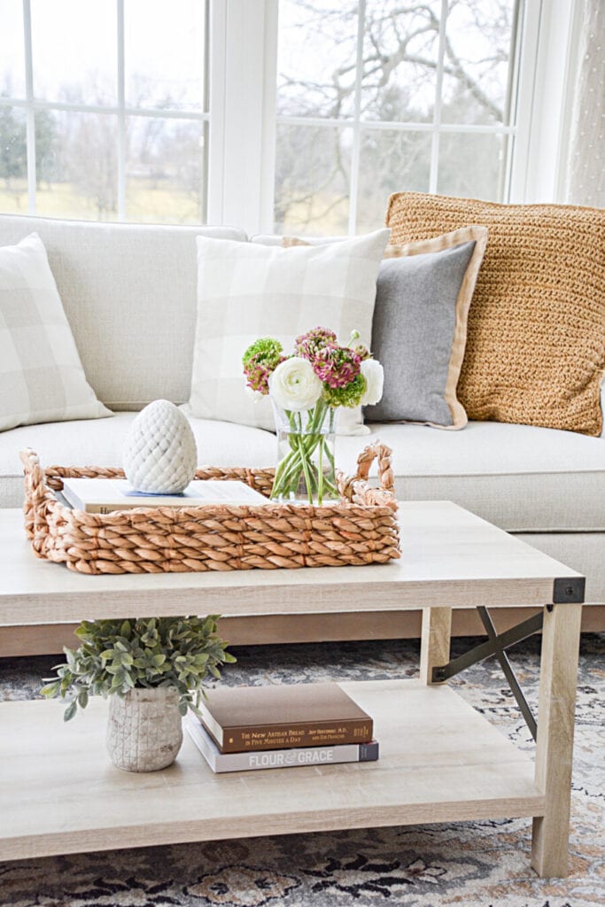 winter decor ideas- COFFEE TABLE WITH BASKET AND FLOWERS