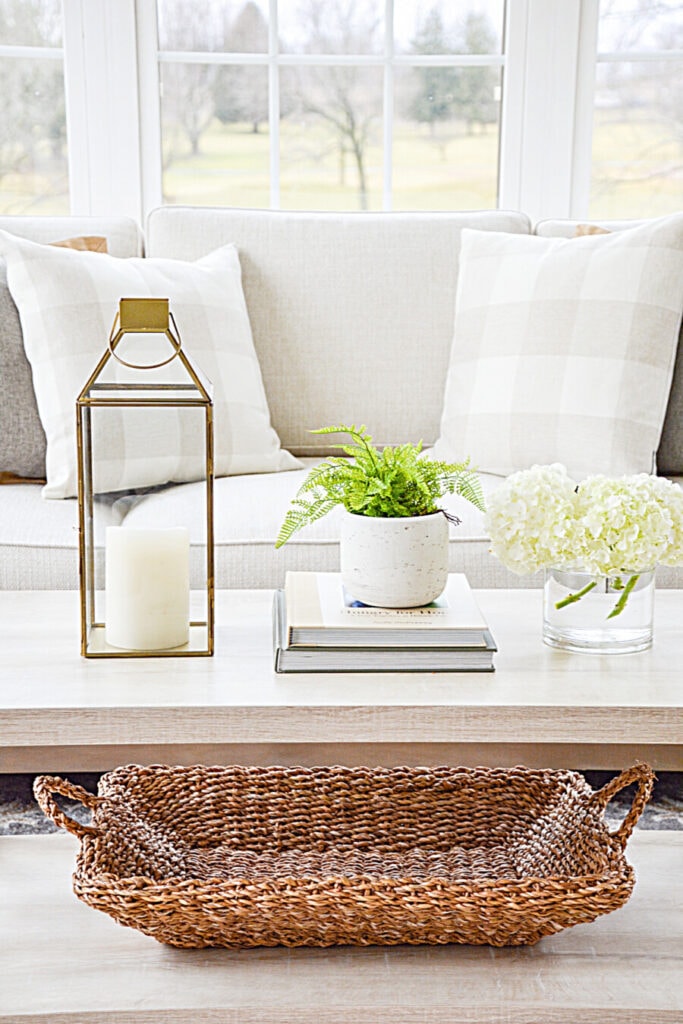 winter decor ideas- COFFEE TABLE WITH A LANTERN AND FERN