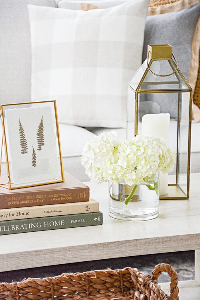 winter decor ideas- COFFEE TABLE WITH STACK OF BOOKS AND HYDRANGEAS