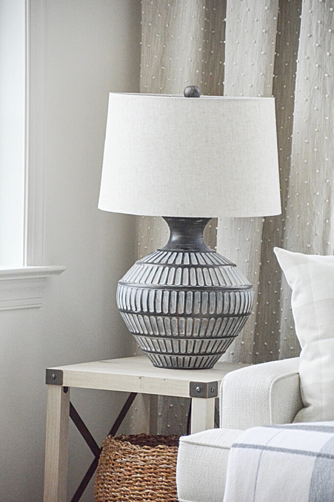 HOW TO DECORATE A SMALL ROOM- LAMP