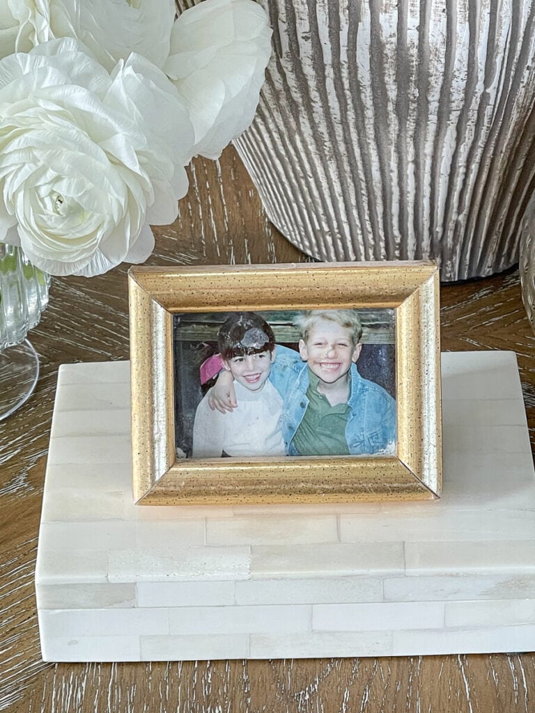 ACCENT DECOR- a small picture on top of a box