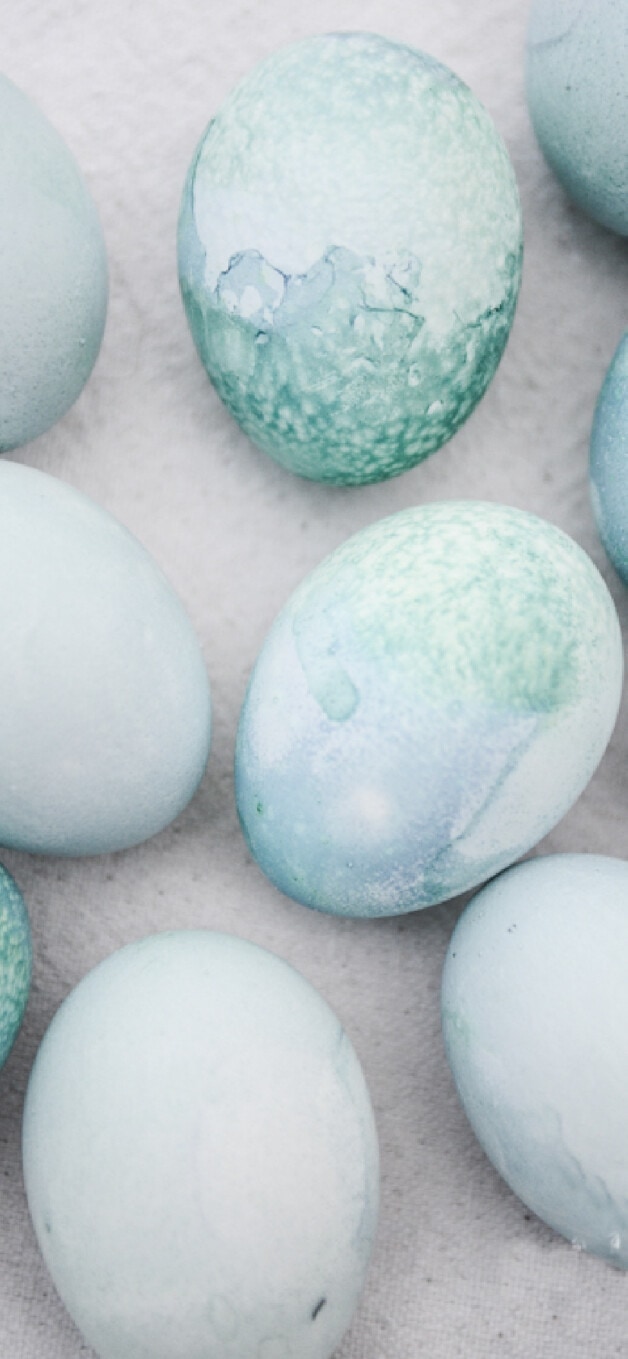Naturally Dyed Blue Eggs, Printables, Easter Tablescape, and More