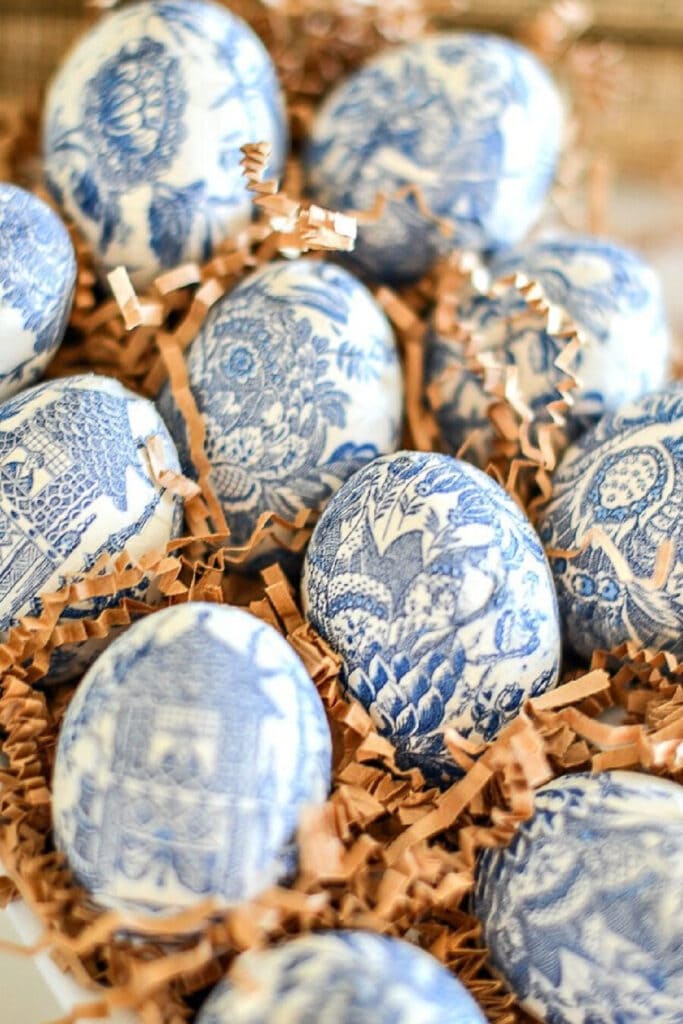 CHINOISERIE EGGS LAYING IN BROWN CRINKLE PAPER