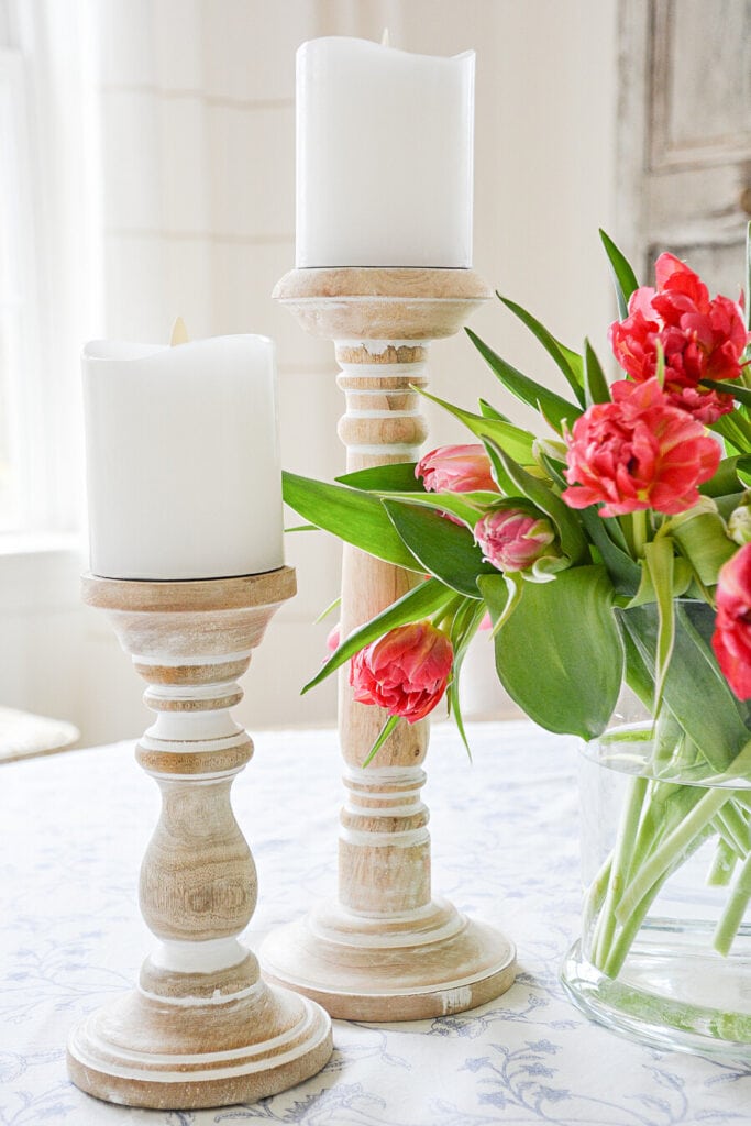 table centerpiece ideas- CANDLES AND TULIPS