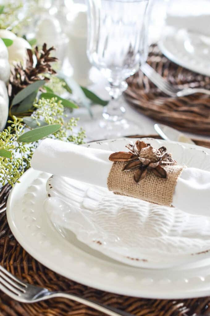 THANKSGIVING TABLE WITH PINECONES AND ACORN FLOWER NAPKIN RINGS