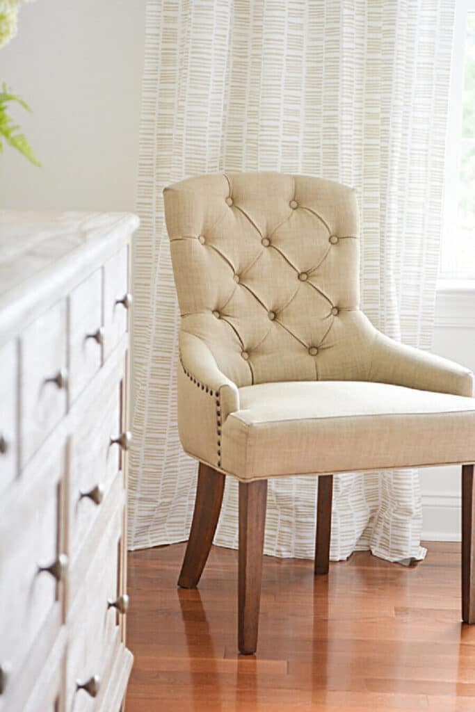 HOME LOVE- A NEUTRAL COLOR TUFTED CHAIR